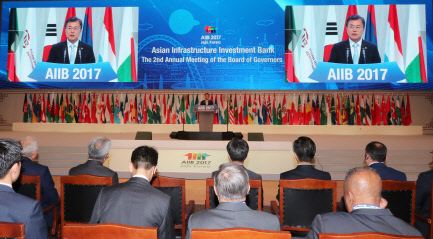 제주 국제컨벤션센터에서 열린 '아시아인프라투자은행(AIIB)' 연차총회에 참석한 각국 관계자들이 16일 문재인 대통령의 기념사를 듣고 있다.  연합뉴스